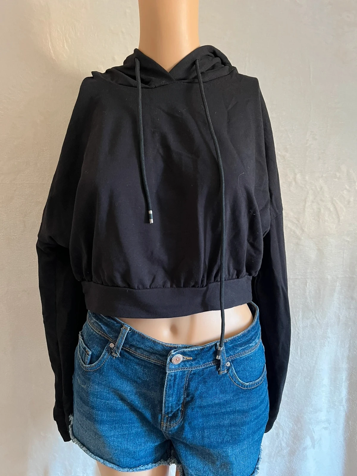 sweat crop top noir tendance – neuf avec étiquette 🖤